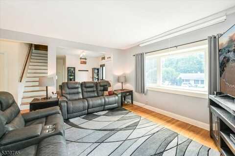 11 Mohawk Ave, Oakland, NJ 07436