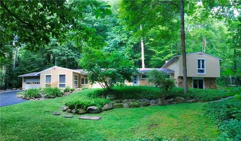 17079 Cats Den Road, Chagrin Falls, OH 44023