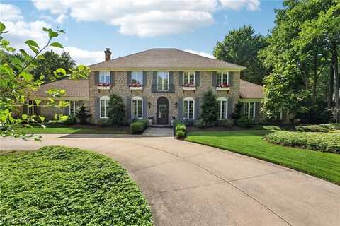 16 Hunting Hollow Drive, Pepper Pike, OH 44124