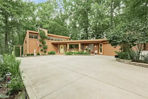393 N Main Street, Chagrin Falls, OH 44022