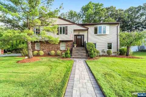 6 Gateway Court, Waldwick, NJ 07463
