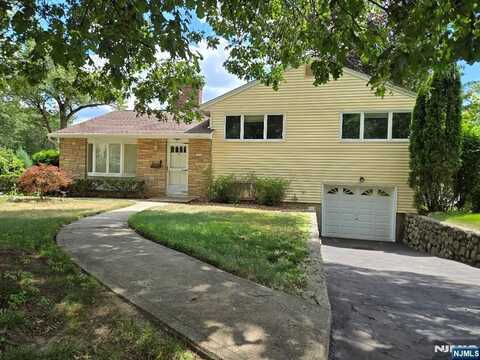 131 Busteed Drive, Midland Park, NJ 07432