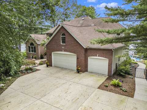 15518 Oak Ridge Drive, Spring Lake, MI 49456