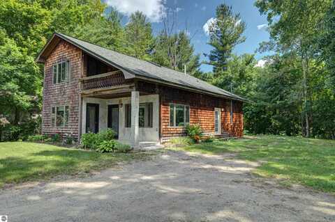 1390 LAKE DRIVE, TRAVERSE CITY, MI 49685