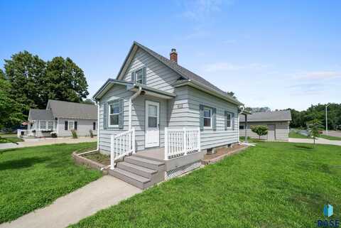 412 S 1st Ave, Brandon, SD 57005