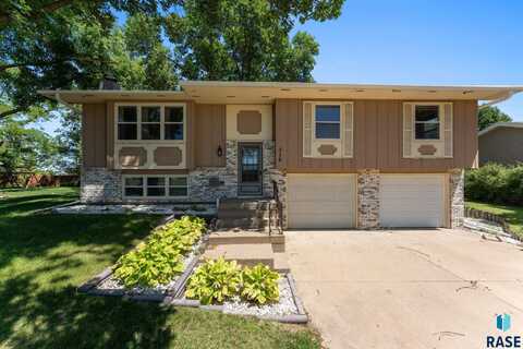 316 S Norbeck St, Vermillion, SD 57069