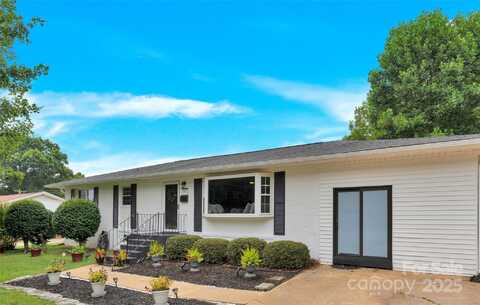 947 E Iredell Avenue, Mooresville, NC 28115