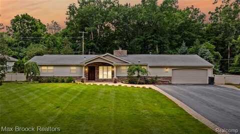 2220 Klingensmith Road, Bloomfield Hills, MI 48302