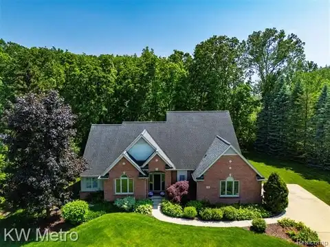 510 Roxbury Drive, Lake Orion, MI 48359