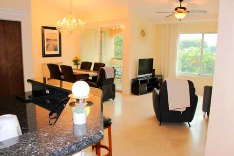 523 Villa Circle, Boynton Beach, FL 33435