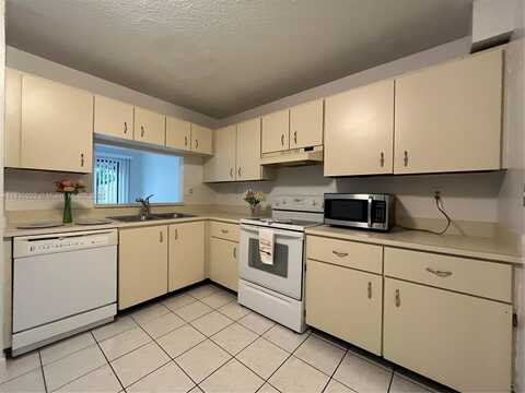 8032 NW 29th St, Sunrise, FL 33322