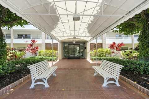 3850 Oaks Clubhouse Dr, Pompano Beach, FL 33069