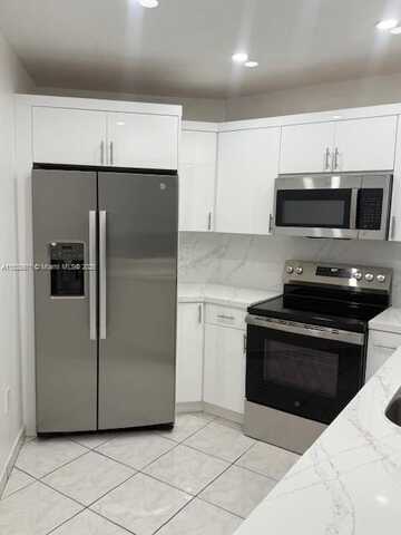 10233 NW 9th St Cir, Miami, FL 33172