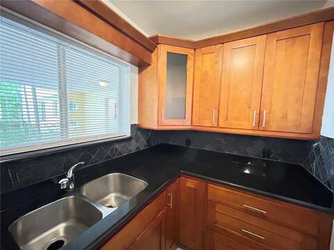 2880 Pine Tree Dr, Miami Beach, FL 33140
