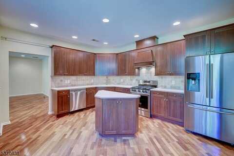 612 Kensington Ln, Livingston, NJ 07039