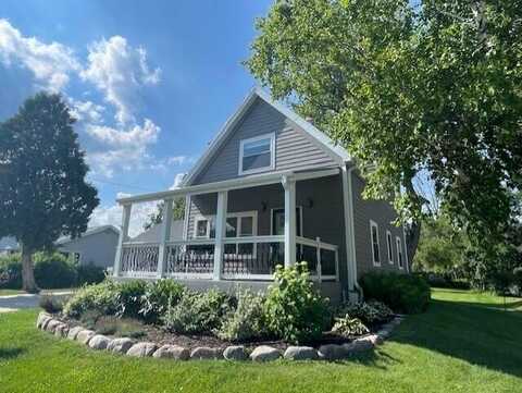 402 E Calumet Rd, Fox Point, WI 53217