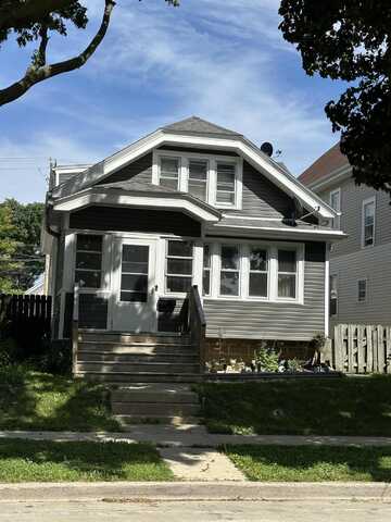 2222 S 68th St, West Allis, WI 53219
