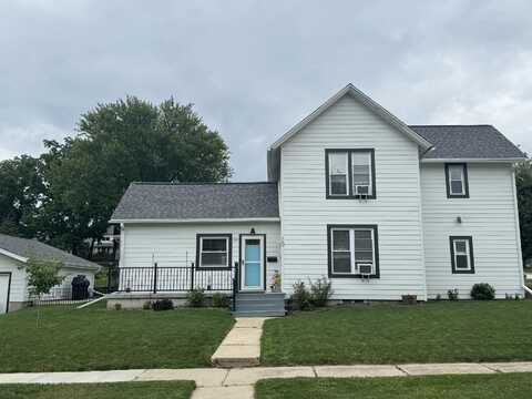 739 Elizabeth St, Oconomowoc, WI 53066
