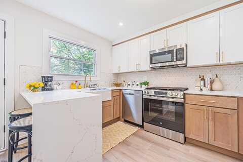 154 Buttonwood Dr, Trenton, NJ 08638