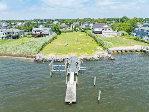 32 Unqua Place, Amityville, NY 11701