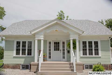 716 1st NE, HAMPTON, IA 50441