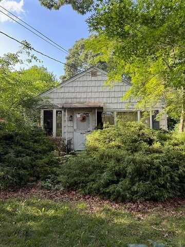 11 W Hemlock Street, Islip, NY 11751