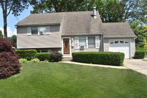 43 Circuit Road, Bellport, NY 11713