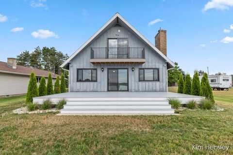 8686 Tecumseh Trail, Howard City, MI 49329