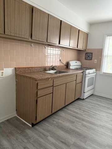 824 Bayway Ave, Elizabeth, NJ 07202
