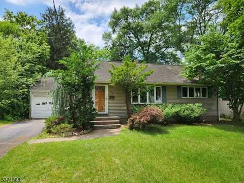 86 Azalea St, Paramus, NJ 07652