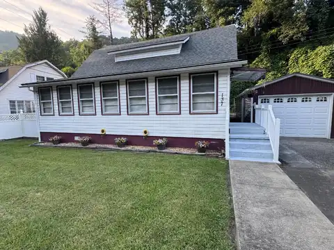 137 East East Main Street Street, Lynch, KY 40855