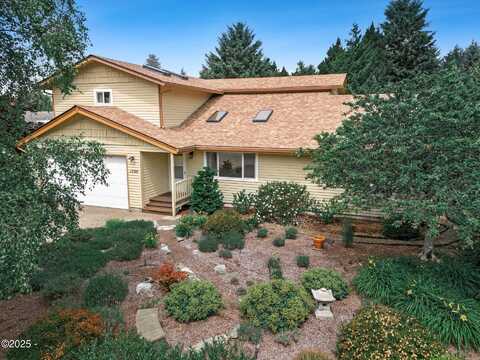 1590 SW Fairway Drive, Waldport, OR 97394