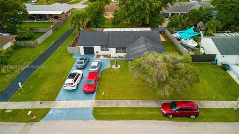 906 Cardinal Pl, Homestead, FL 33035
