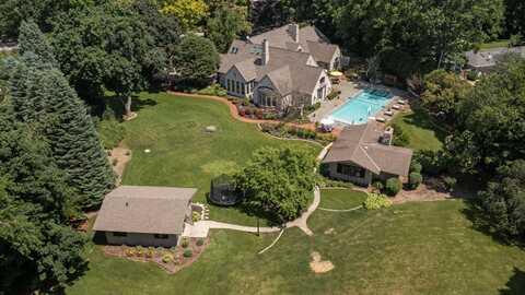 9059 W Hawthorne Ln, Franklin, WI 53132