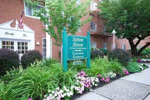 22 N Forest Ave, Rockville Centre, NY 11570