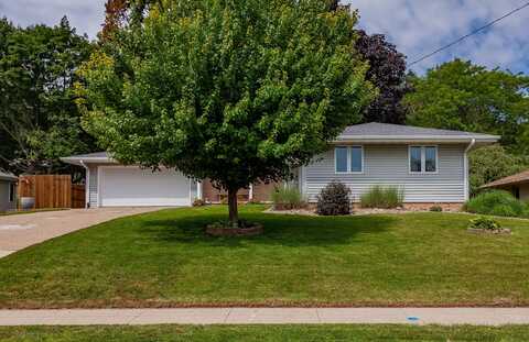 2726 Lakeland Drive, Urbandale, IA 50322
