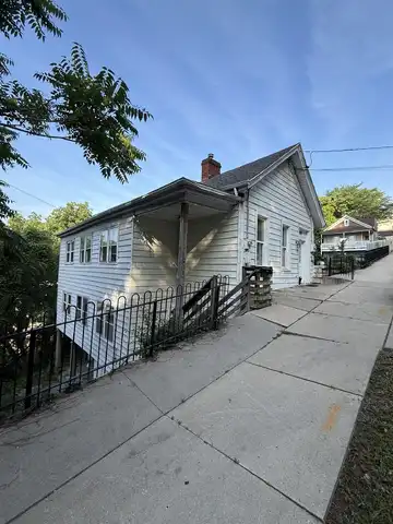 1805 Madison, Dubuque, IA 52001