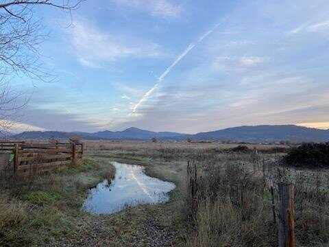 417 E Rolling Hills Drive, Eagle Point, OR 97524