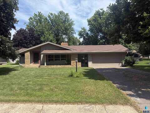 708 S Relanto St, Freeman, SD 57029