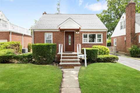 40 Pilgrim Street, New Hyde Park, NY 11040