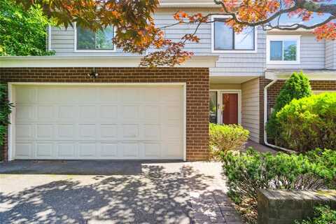 31 Boathouse Lane E, Bay Shore, NY 11706