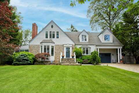 9 Seneca Street E, Massapequa, NY 11758