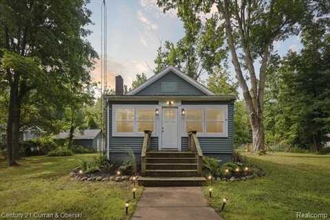 7840 Forest Beach Road, Watervliet, MI 49098