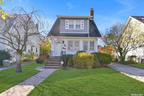 16 Maiden Lane, Lynbrook, NY 11563