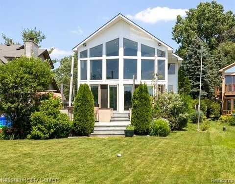 8871 Lakeview Drive, White Lake, MI 48386