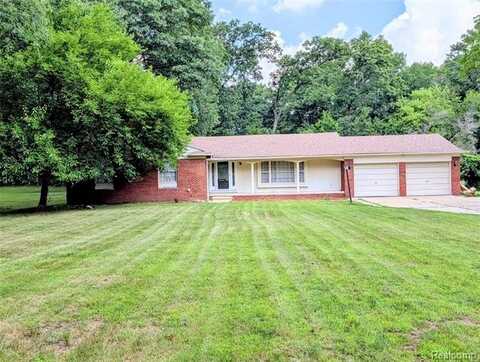 22048 Rougewood Drive, Southfield, MI 48033