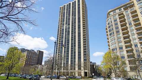 2500 N Lakeview Avenue, Chicago, IL 60614