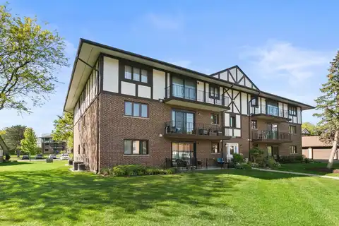 11015 S Theresa Circle, Palos Hills, IL 60465