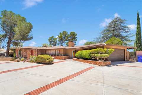 19955 Chickasaw Road, Apple Valley, CA 92307
