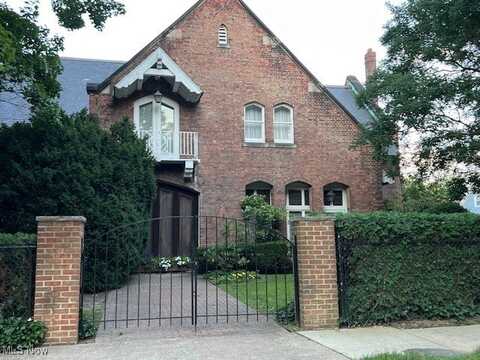 27 Garfield Lane, Bratenahl, OH 44108